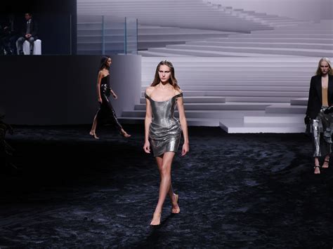 sfilata milano versace|Sfilata di Versace Milano Fashion Week: i due volti della .